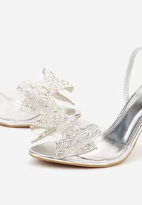 Renee - Srebrne Transparentne Sandały na Klepsydrowej Szpilce z Kokardą i Cyrkoniami Feralia. Okazja: na imprezę. Kolor: srebrny. Materiał: jeans. Sezon: wiosna. Styl: elegancki #7