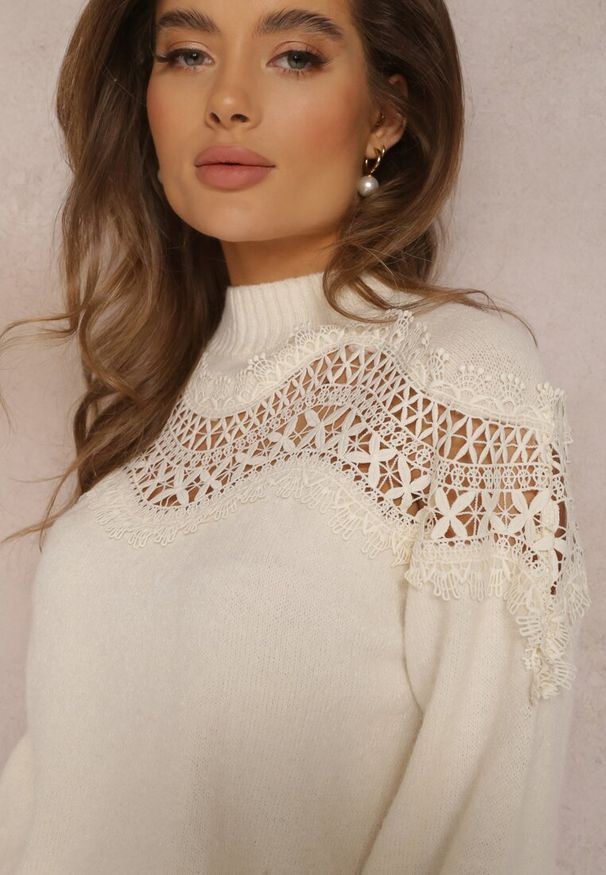Renee - Jasnobeżowy Sweter Dzianinowy z Wstawką z Koronki Laroline. Kolor: beżowy. Materiał: dzianina, koronka. Długość: długie. Wzór: koronka