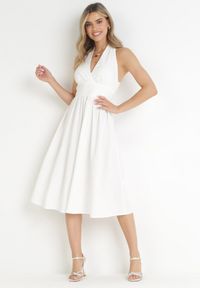 Born2be - Biała Rozkloszowana Sukienka z Wiązaniem na Szyi Nosalae. Kolor: biały. Typ sukienki: kopertowe