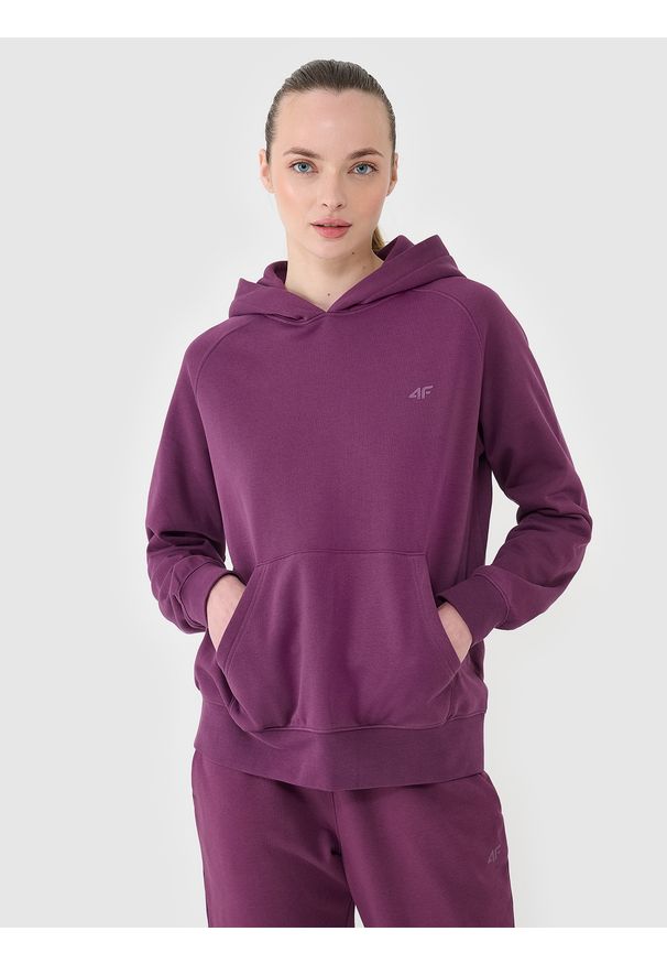 4f - 4F Bluza dresowa nierozpinana z kapturem damska - fioletowa L. Okazja: na co dzień. Typ kołnierza: kaptur. Kolor: fioletowy. Materiał: dresówka. Długość rękawa: raglanowy rękaw. Wzór: gładki, ze splotem. Styl: casual, sportowy
