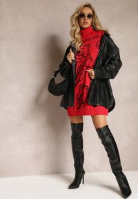 Renee - Czerwona Sukienka Sweter z Golfem i Nadrukiem Etelka. Typ kołnierza: golf. Kolor: czerwony. Wzór: nadruk. Styl: elegancki #2