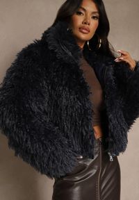 Renee - Niebieska Puszysta Kurtka Futerko Cropped z Wysokim Kołnierzem Lanarea. Okazja: na imprezę, na co dzień. Typ kołnierza: golf. Kolekcja: plus size. Kolor: niebieski. Materiał: futro. Długość: krótkie. Sezon: zima, jesień. Styl: casual, elegancki #4