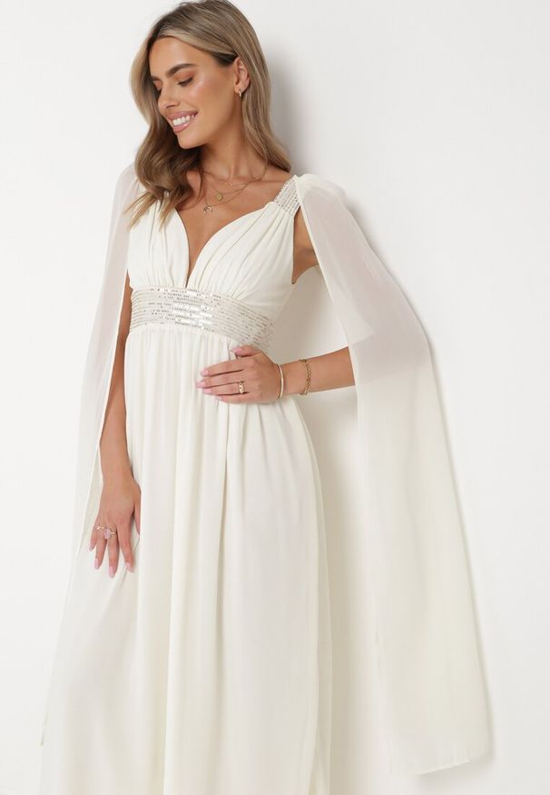 Born2be - Beżowa Rozkloszowana Sukienka Maxi Zdobiona Cekinami z Trójkątnym Dekoltem Edusa. Kolor: beżowy. Wzór: aplikacja. Długość: maxi