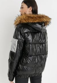 Born2be - Czarna Kurtka Althasia. Okazja: na co dzień, na spacer. Kolor: czarny. Materiał: futro. Wzór: aplikacja. Sezon: zima, jesień. Styl: casual, elegancki #2