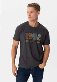 Volcano - Koszulka z printem, Comfort Fit, T-RETRO. Kolor: szary. Materiał: bawełna. Długość: krótkie. Wzór: nadruk. Styl: retro #1