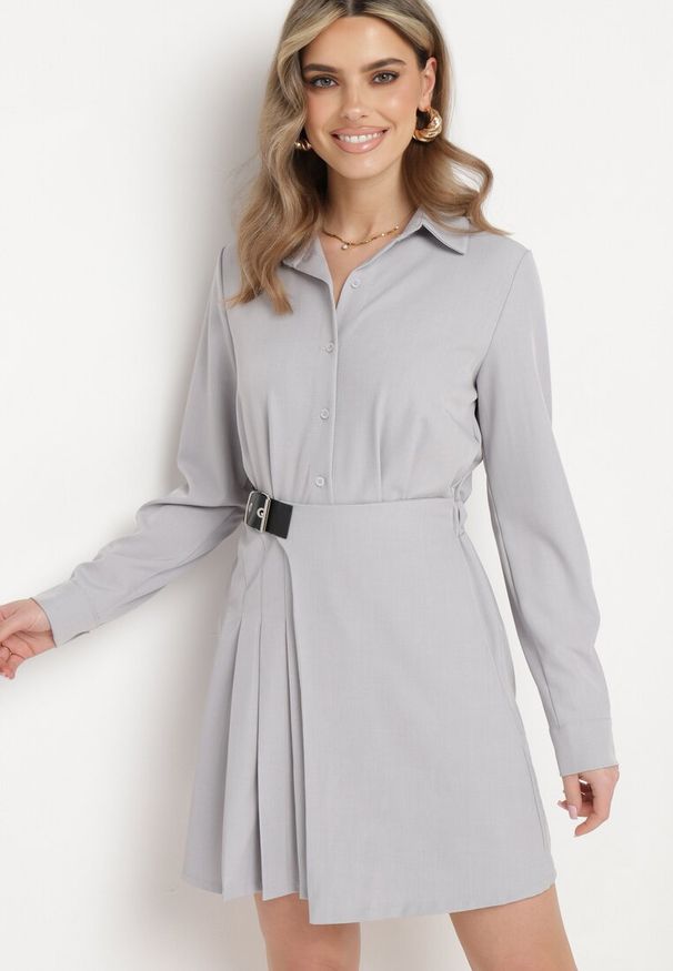 Born2be - Jasnoszara Sukienka Koszulowa z Plisowanym Asymetrycznym Dołem z Paskiem Vattea. Kolor: szary. Typ sukienki: asymetryczne, koszulowe