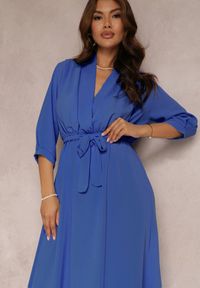 Renee - Niebieska Sukienka Canopis. Typ kołnierza: dekolt kopertowy. Kolor: niebieski. Materiał: materiał, tkanina. Typ sukienki: kopertowe. Styl: elegancki. Długość: midi #4