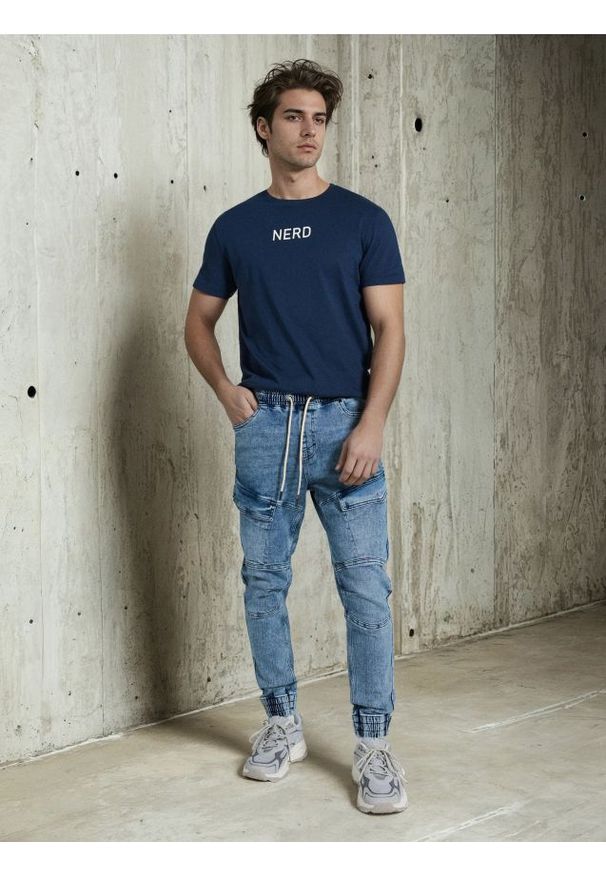 Sinsay - Spodnie jogger slim fit - granatowy. Kolor: niebieski