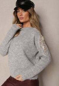 Renee - Jasnoszary Sweter z Przezroczystymi Wstawkami z Cyrkoniami Perełkami i Cekinami z Wełną Tiarinae. Okazja: na co dzień, na spotkanie biznesowe, do pracy. Kolor: szary. Materiał: wełna. Sezon: zima, jesień. Styl: biznesowy, klasyczny, casual