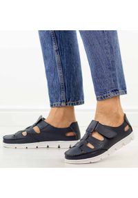 Granatowe przewiewne skórzane półbuty damskie Sergio Leone sp004. Nosek buta: okrągły. Zapięcie: rzepy. Kolor: niebieski. Materiał: skóra. Szerokość cholewki: normalna. Sezon: wiosna, lato. Styl: klasyczny #1