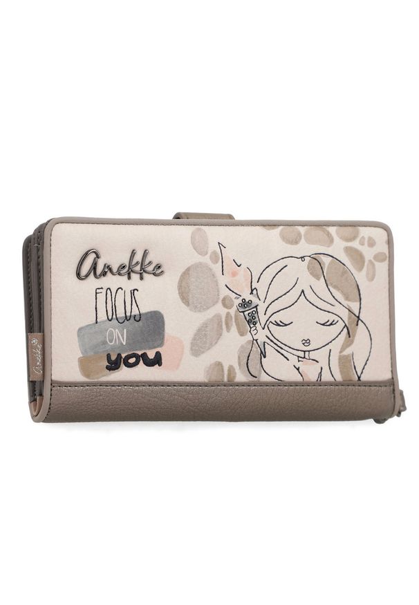 Portfel damski Anekke, z efektownym nadrukiem i metalowym logo zamykany na klapę wyposażony w przegrody na banknoty kieszeń na monety oraz liczne mie. Kolor: beżowy. Wzór: nadruk