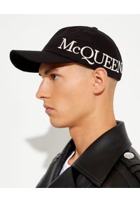 Alexander McQueen - ALEXANDER MCQUEEN - Czarna czapka z logo. Kolor: czarny. Materiał: bawełna. Wzór: haft. Styl: casual