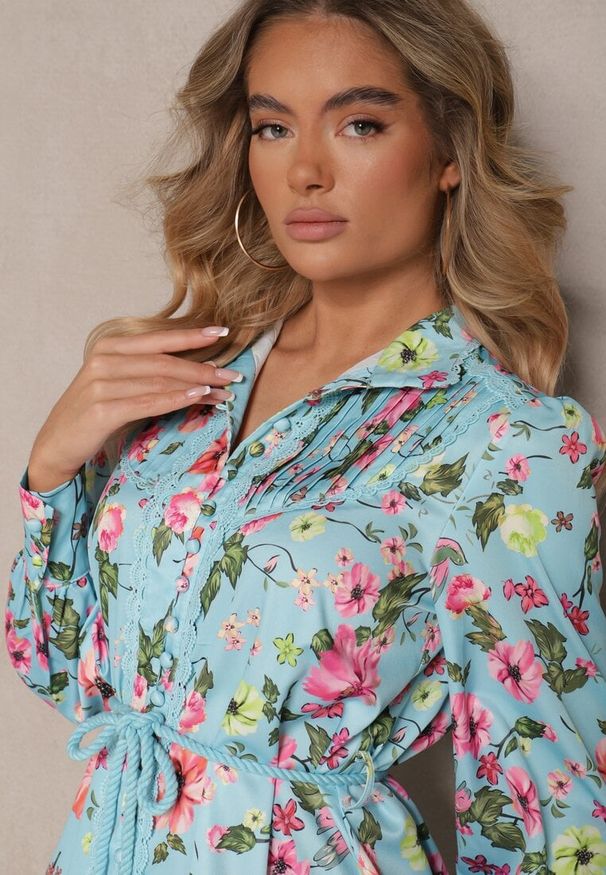 Renee - Niebieska Rozkloszowana Sukienka z Koronkowymi Wstawkami i Sznurkiem Payten. Typ kołnierza: kołnierzyk stójkowy. Kolor: niebieski. Materiał: koronka. Typ sukienki: koszulowe