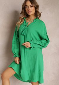 Renee - Zielona Sukienka Mini z Bawełny z Ozdobnymi Rękawami i Wiązaniem przy Dekolcie Shamika. Kolor: zielony. Materiał: bawełna. Typ sukienki: trapezowe. Długość: mini #3