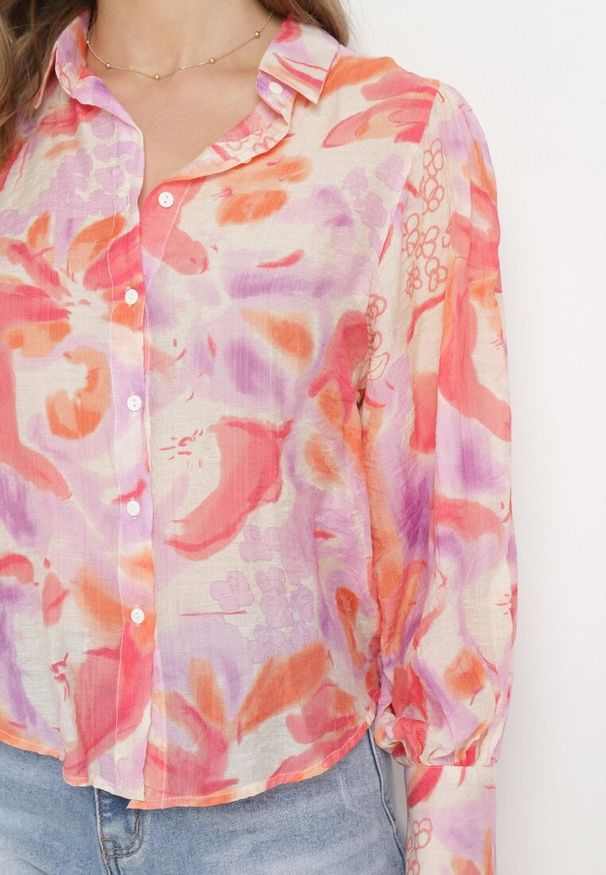 Born2be - Różowa Koszula Zapinana na Guziki z Długim Rękawem i Szerokim Mankietem Nelvana. Okazja: na co dzień, na spotkanie biznesowe. Typ kołnierza: kołnierzyk klasyczny. Kolor: różowy. Materiał: jeans, wiskoza. Długość rękawa: długi rękaw. Długość: długie. Styl: klasyczny, casual, biznesowy