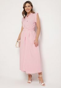 Born2be - Różowa Sukienka Koszulowa o Rozkloszowanym Kroju z Wiązaniem w Pasie Mavirielle. Okazja: na co dzień. Typ kołnierza: dekolt w serek. Kolor: różowy. Materiał: skóra. Długość rękawa: długi rękaw. Typ sukienki: koszulowe. Styl: casual, elegancki #2