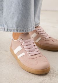 Renee - Różowe Sneakersy Typu Tenisówki Ozdobione Paskami po Bokach Fefia. Okazja: na co dzień. Zapięcie: pasek. Kolor: różowy. Materiał: jeans. Wzór: aplikacja. Sezon: wiosna #2