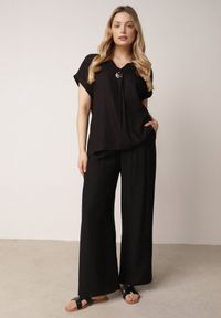 Born2be - Czarna Nietoperzowa Bluzka z Krótkim Rękawem z Lnem i Wiskozą Isirtila. Okazja: na co dzień, do pracy. Kolor: czarny. Materiał: wiskoza, len. Długość rękawa: krótki rękaw. Długość: krótkie. Sezon: lato. Styl: casual, klasyczny, elegancki #6