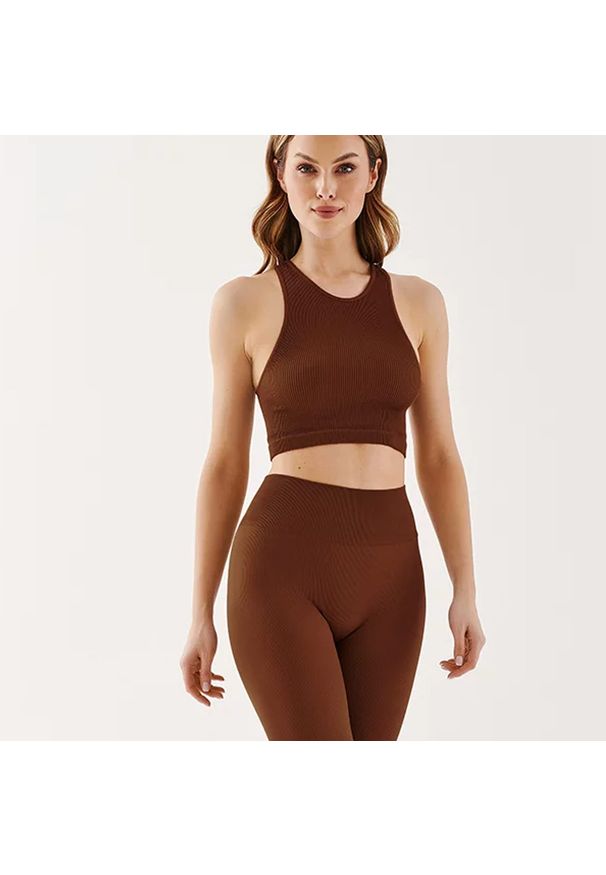 Gabriella - Bezszwowy top damski z dekoltem halter rib mocca. Okazja: na co dzień. Typ kołnierza: dekolt halter. Kolor: brązowy. Materiał: prążkowany, dzianina, poliamid, mikrofibra, włókno, elastan. Styl: sportowy, casual