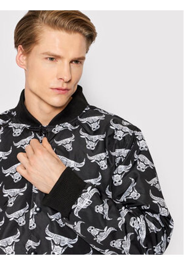 New Era Kurtka bomber Chicago Bulls All Over Logo 12893178 Czarny Regular Fit. Kolor: czarny. Materiał: syntetyk