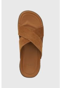 Ugg - UGG klapki zamszowe Wainscott Slide męskie kolor brązowy 1124902. Kolor: brązowy. Materiał: zamsz. Wzór: gładki #4