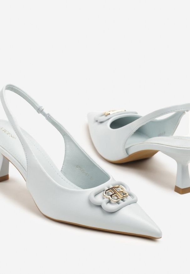 Renee - Niebieskie Sandały Vices na Kaczuszce Typu Slingback Ozdobione Metaliczną Aplikacją Lilarunea. Okazja: na co dzień. Kolor: niebieski. Materiał: jeans. Wzór: aplikacja. Sezon: lato. Obcas: na szpilce. Styl: elegancki, casual
