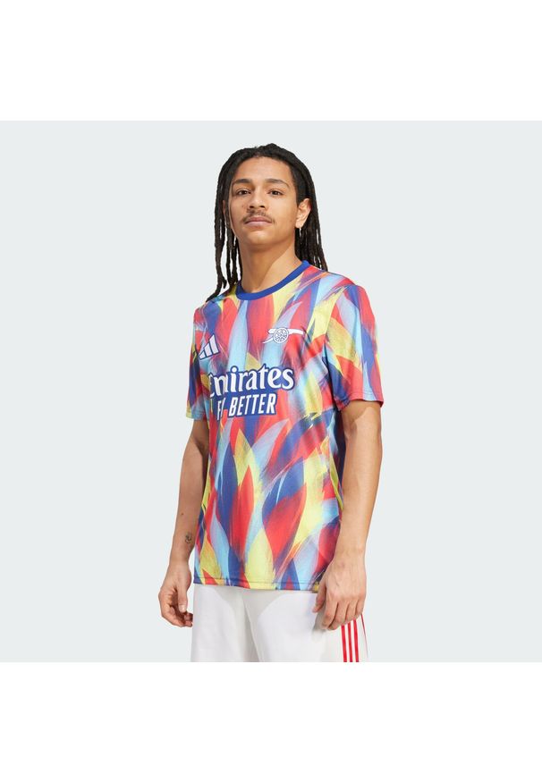 Adidas - Koszulka Arsenal 25/26 Pre-Match. Kolor: żółty, niebieski, czerwony, wielokolorowy. Sport: piłka nożna