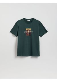 Reserved - T-shirt regular z nadrukiem - ciemnozielony. Kolor: zielony. Materiał: bawełna, dzianina. Wzór: nadruk