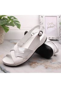 Skórzane sandały damskie płaskie białe T.Sokolski L22-521. Kolor: biały. Materiał: skóra #8
