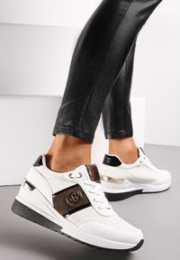 Renee - Białe Brokatowe Sneakersy na Koturnie z Metalicznym Zdobieniem Laaksona. Kolor: biały. Wzór: aplikacja. Obcas: na koturnie #1