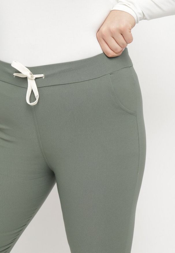 Born2be - Ciemnozielone Spodnie High Waist z Troczkiem w Pasie Istmena. Okazja: na co dzień, na spotkanie biznesowe. Stan: podwyższony. Kolor: zielony. Styl: casual, elegancki, biznesowy