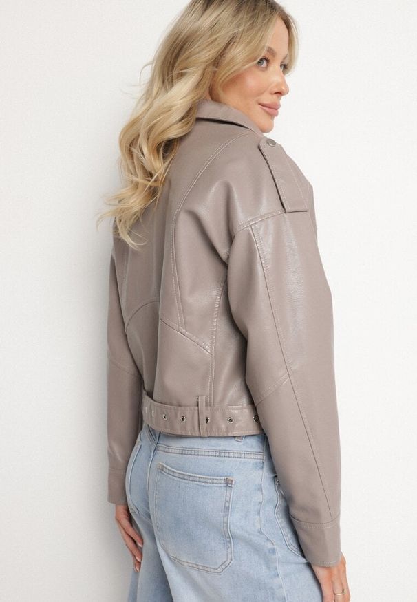 Born2be - Ciemnobeżowa Kurtka Ramoneska z Klamrami Sesariah. Okazja: na co dzień. Kolor: beżowy. Materiał: jeans. Długość rękawa: krótki rękaw. Długość: krótkie. Sezon: wiosna. Styl: casual, rockowy, elegancki