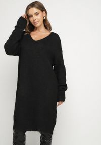 Born2be - Czarna Dzianinowa Sukienka z Domieszką Wełny o Pudełkowym Kroju Esmerea. Okazja: na co dzień. Typ kołnierza: dekolt w kształcie V. Kolekcja: plus size. Kolor: czarny. Materiał: dzianina, wełna. Długość rękawa: długi rękaw. Typ sukienki: dla puszystych. Styl: casual, klasyczny #3