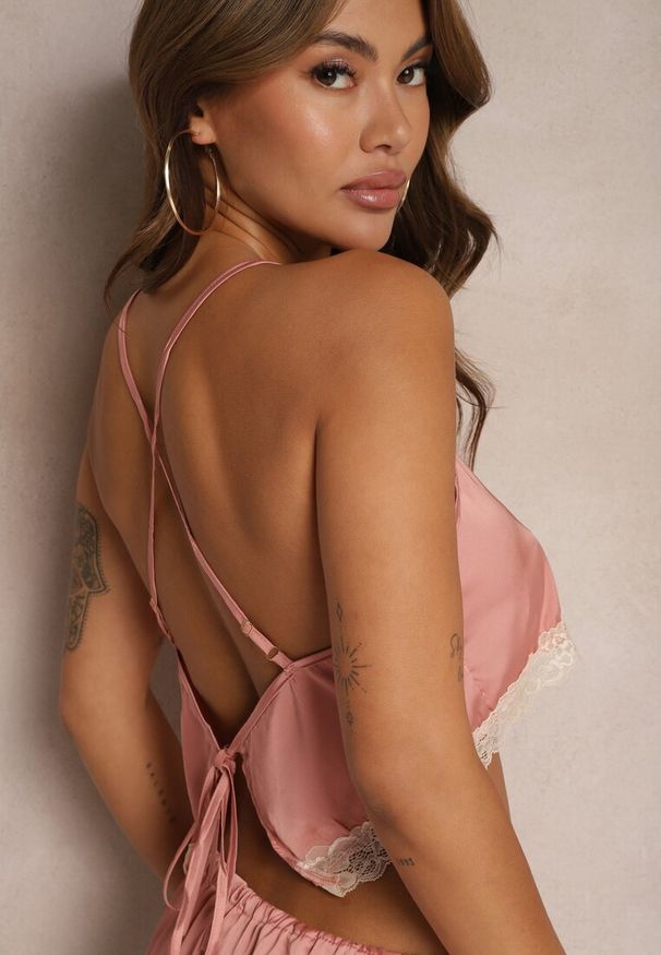 Renee - Różowy Komplet Piżamowy Krótki Wiązany Top na Ramiączkach Szorty z Gumką w Talii Tiseria. Kolekcja: plus size. Kolor: różowy. Materiał: materiał. Długość: krótkie