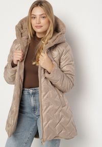 Born2be - Ciemnobeżowa Pikowana Kurtka z Kapturem i Futrzaną Wyściółką Navea. Okazja: do pracy, na co dzień, na spotkanie biznesowe. Typ kołnierza: kaptur. Kolekcja: plus size. Kolor: beżowy, brązowy. Materiał: futro. Wzór: ze splotem. Styl: casual, biznesowy #4