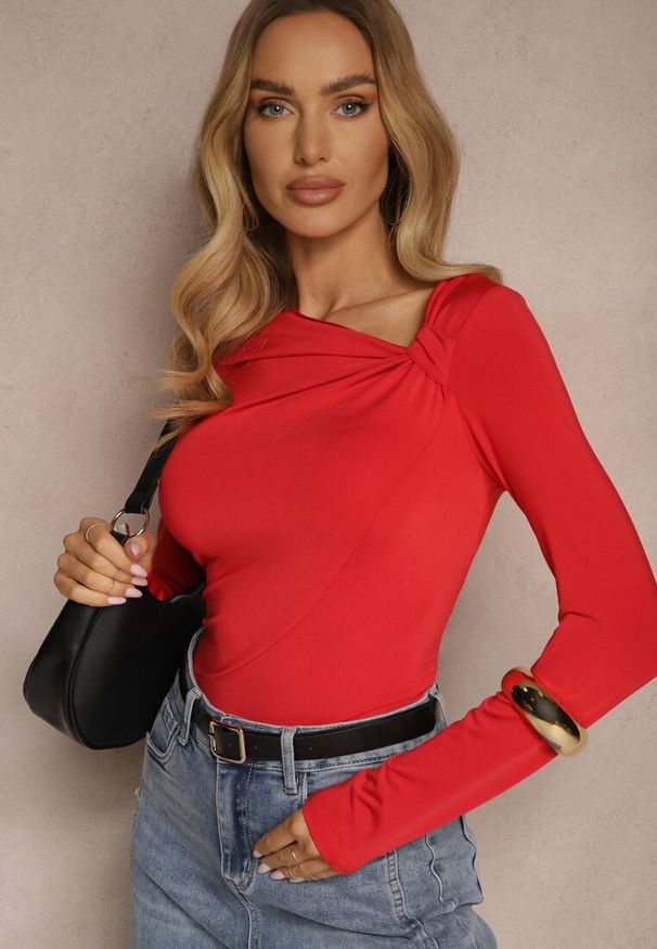 Renee - Czerwona Bluzka z Wiskozą o Asymetrycznym Kroju Tatonnis. Okazja: do pracy. Kolor: czerwony. Materiał: wiskoza. Styl: elegancki