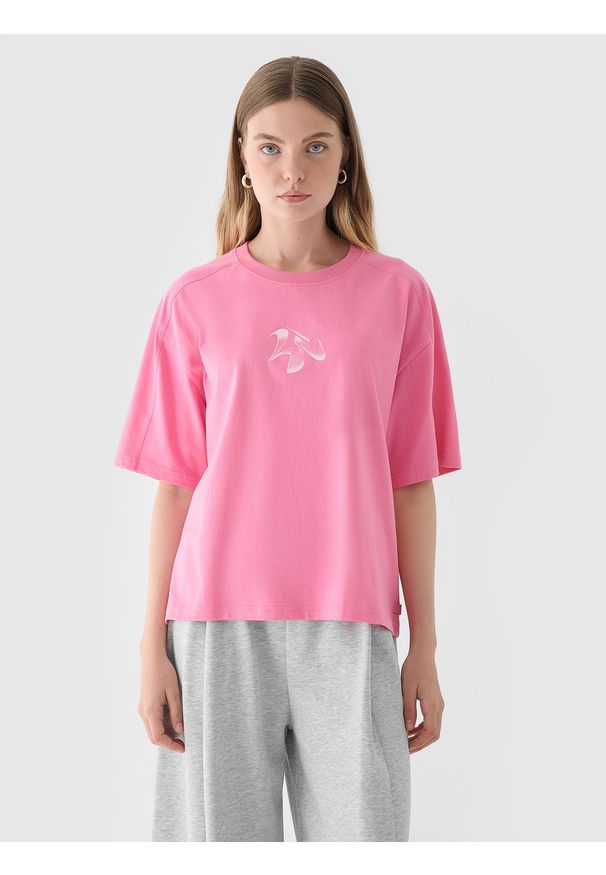 4f - 4F T-shirt oversize z nadrukiem damski - różowy L. Okazja: na co dzień. Kolor: różowy. Materiał: bawełna, jersey, dzianina. Wzór: nadruk. Styl: sportowy, klasyczny, casual