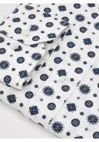 Pako Lorente - Biała koszula w niebieski wzór geometryczny. Kolor: biały, niebieski, wielokolorowy. Materiał: elastan, bawełna. Długość rękawa: długi rękaw. Długość: długie. Wzór: geometria #9