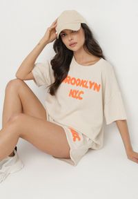 Born2be - Beżowy Komplet Oversize z Wiskozą T-shirt i Szorty z Nadrukiem Liravella. Kolor: beżowy. Materiał: wiskoza. Wzór: nadruk #7