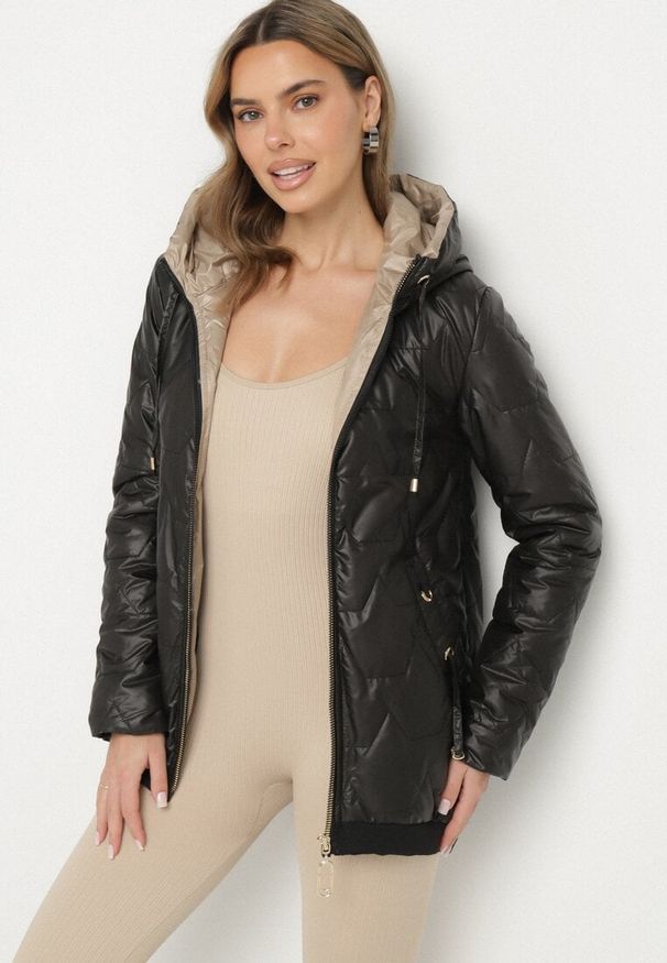 Born2be - Czarna Kurtka Pikowana o Pudełkowym Kroju z Kapturem Teladira. Okazja: na co dzień. Typ kołnierza: kaptur. Kolor: czarny. Styl: klasyczny, casual, elegancki