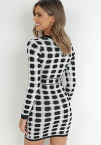 Born2be - Jasnoszara Sukienka Dzianinowa w Geometryczny Wzór z Metaliczną Nicią Frano. Kolor: szary. Materiał: dzianina. Wzór: geometria. Długość: mini #2