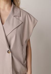 Born2be - Beżowa Garniturowa Kamizelka Oversize z Dwurzędowym Zapięciem Edriana. Okazja: na co dzień, na spotkanie biznesowe, do pracy. Kolor: beżowy. Materiał: poliester, jeans. Styl: casual, biznesowy, elegancki, klasyczny #5