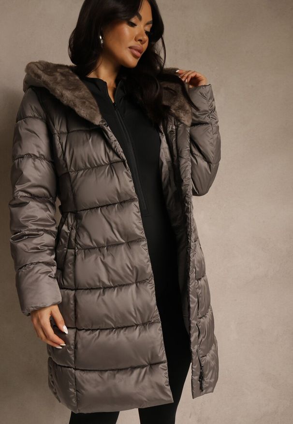 Renee - Szara Pikowana Kurtka z Nieodpinanym Kapturem o Długim Kroju z Paskiem Lidassea. Okazja: na co dzień. Kolor: szary. Materiał: jeans. Długość: długie. Styl: casual