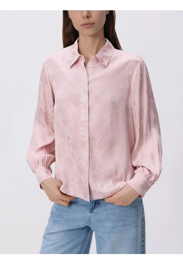 Reserved - Koszula z ozdobnym detalem - pastelowy róż. Kolor: różowy. Materiał: wiskoza