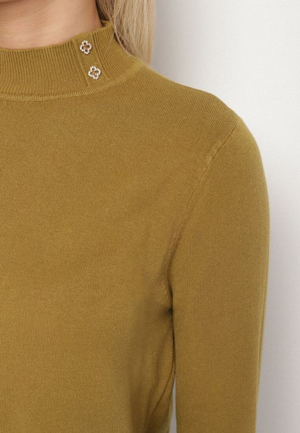 Born2be - Zielony Dopasowany Golf z Aplikacjami przy Dekolcie i Rękawach Unella. Typ kołnierza: golf. Kolor: zielony. Materiał: jeans. Wzór: aplikacja. Styl: elegancki