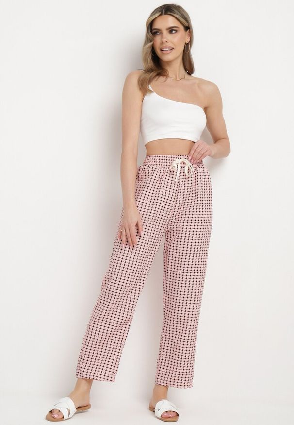 Born2be - Różowo-Czarne Spodnie w Geometryczny Print z Wysokim Stanem Lolla. Stan: podwyższony. Kolor: różowy. Materiał: tkanina. Wzór: geometria, nadruk. Sezon: lato