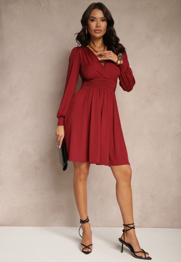 Renee - Bordowa Sukienka z Wiskozą o Rozkloszowanym Kroju Selaitea. Okazja: na randkę. Typ kołnierza: dekolt w serek. Kolor: czerwony. Materiał: wiskoza. Styl: elegancki