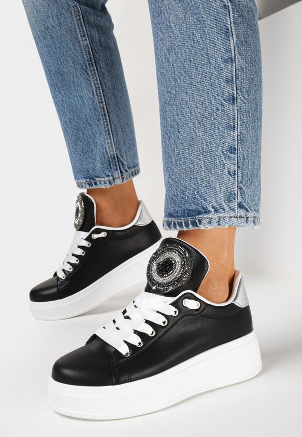 Born2be - Czarne Sneakersy z Szerokim Językiem Ozdobionym Naszywką z Cyrkoniami Cirenla. Okazja: na co dzień. Kolor: czarny. Wzór: aplikacja
