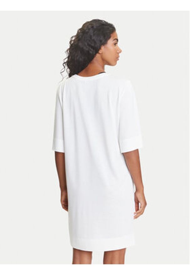 Emporio Armani Sukienka codzienna EW000618 AF12187 U1131 Biały Loose Fit. Okazja: na co dzień. Kolor: biały. Materiał: wiskoza. Typ sukienki: proste. Styl: casual