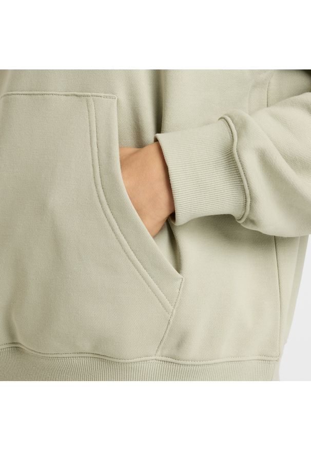 Bluza damska New Balance WT41507OVN – zielona. Okazja: na co dzień. Typ kołnierza: kaptur. Kolor: zielony. Materiał: bawełna, dresówka, poliester, prążkowany. Styl: casual, klasyczny